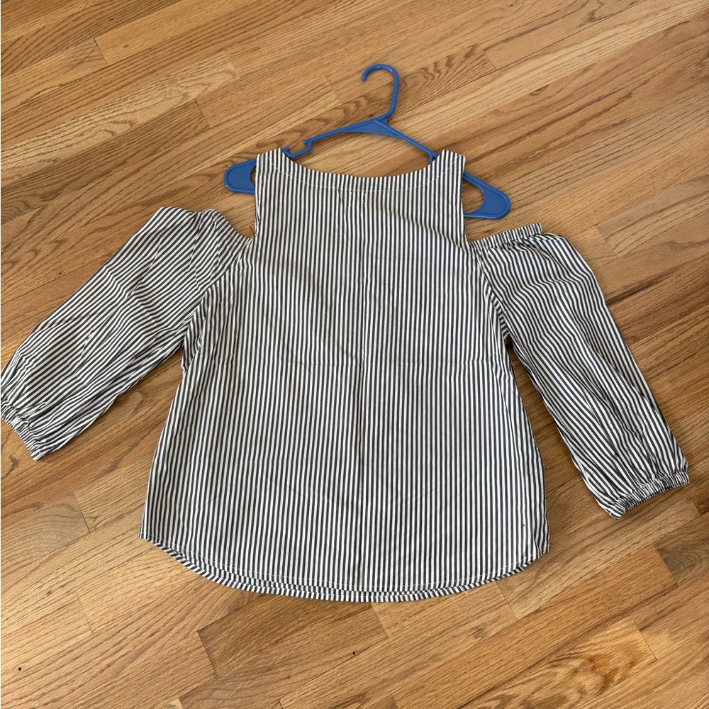 GAP Cold Shoulder Top - Picture 3 of 4